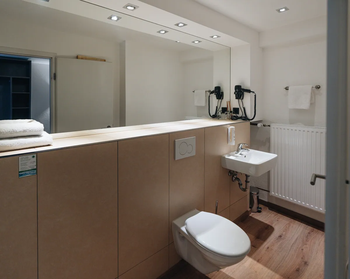 Badezimmer mit zwei Waschbecken