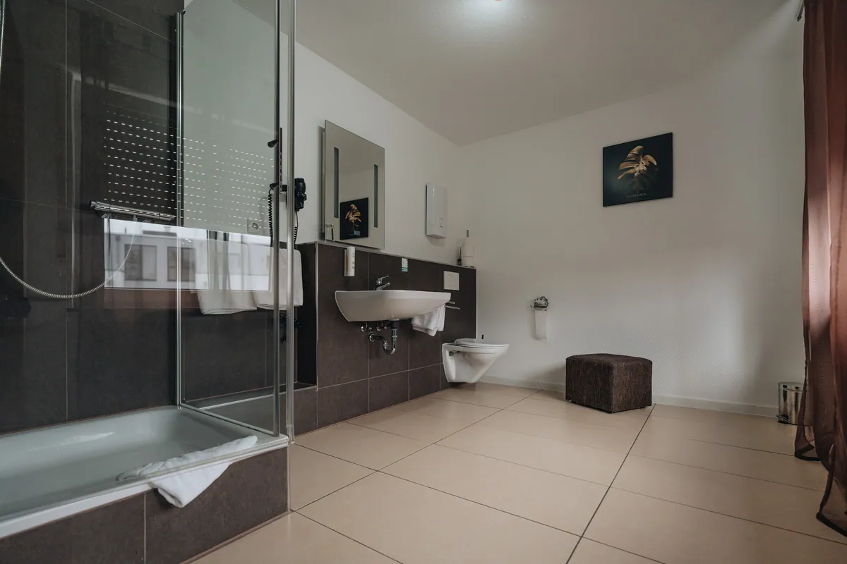 Grosses Badezimmer mit Dusche und Badewanne