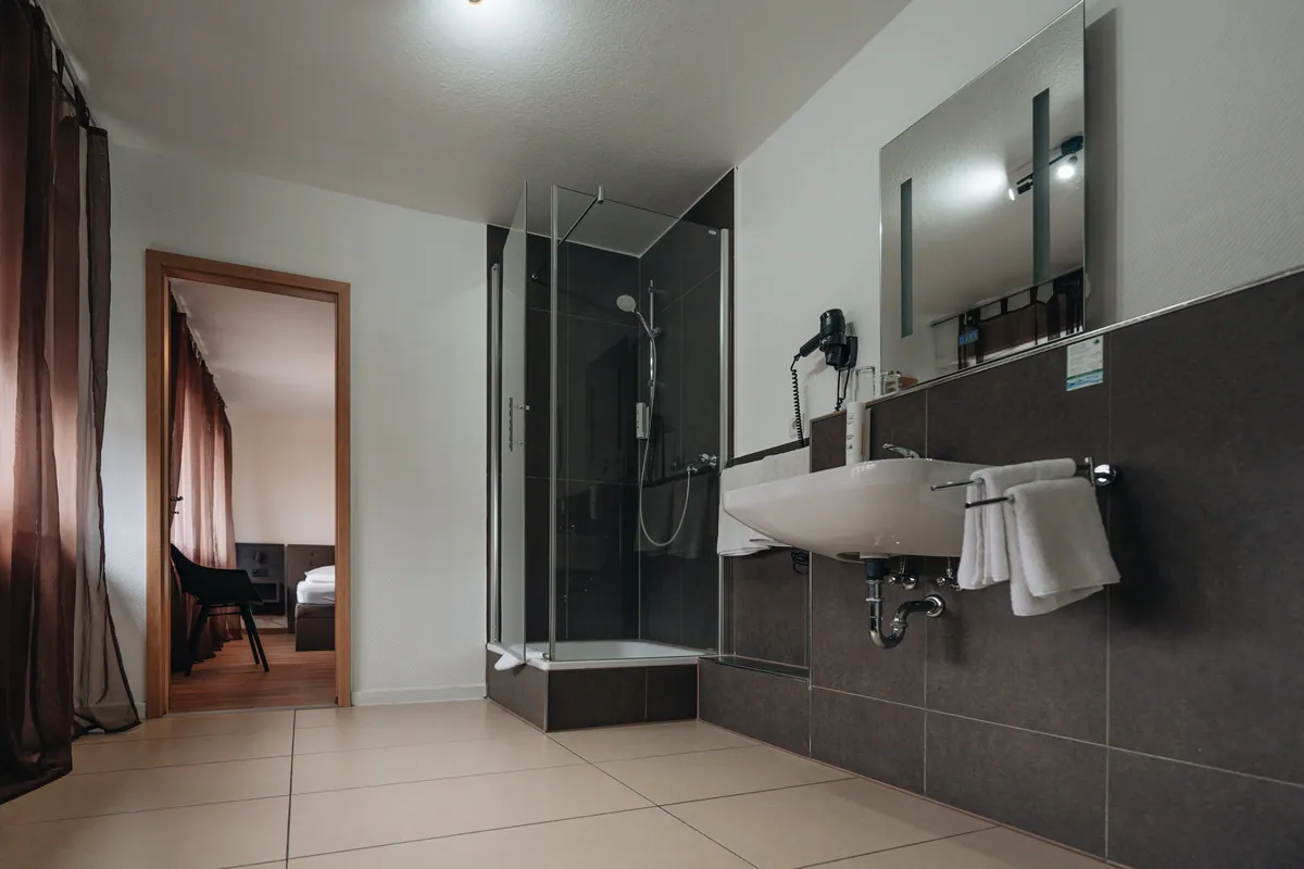 Helles Badezimmer mit ebenerdiger Dusche