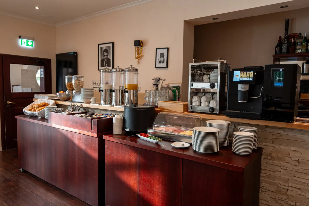 Buffettheke mit Kaffeemaschine und Geschirr