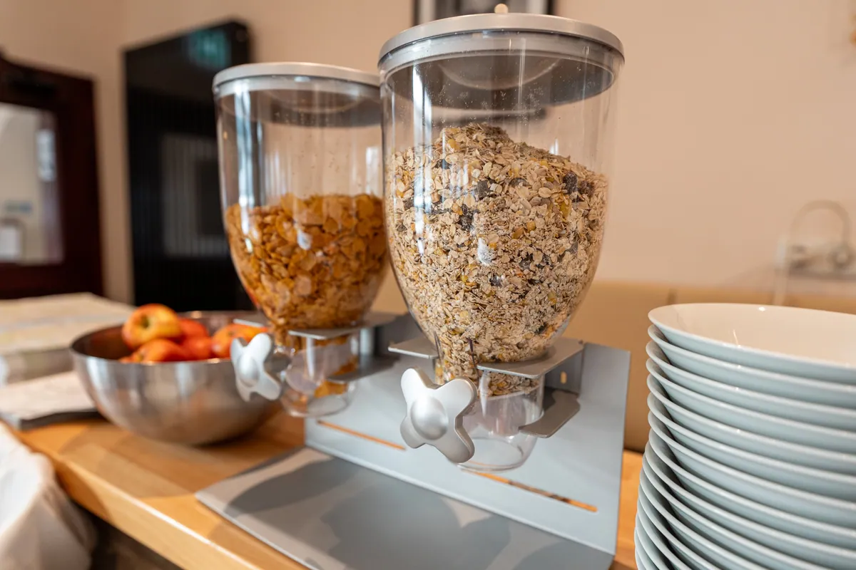 Muesli- und Cerealienspender mit Tellern