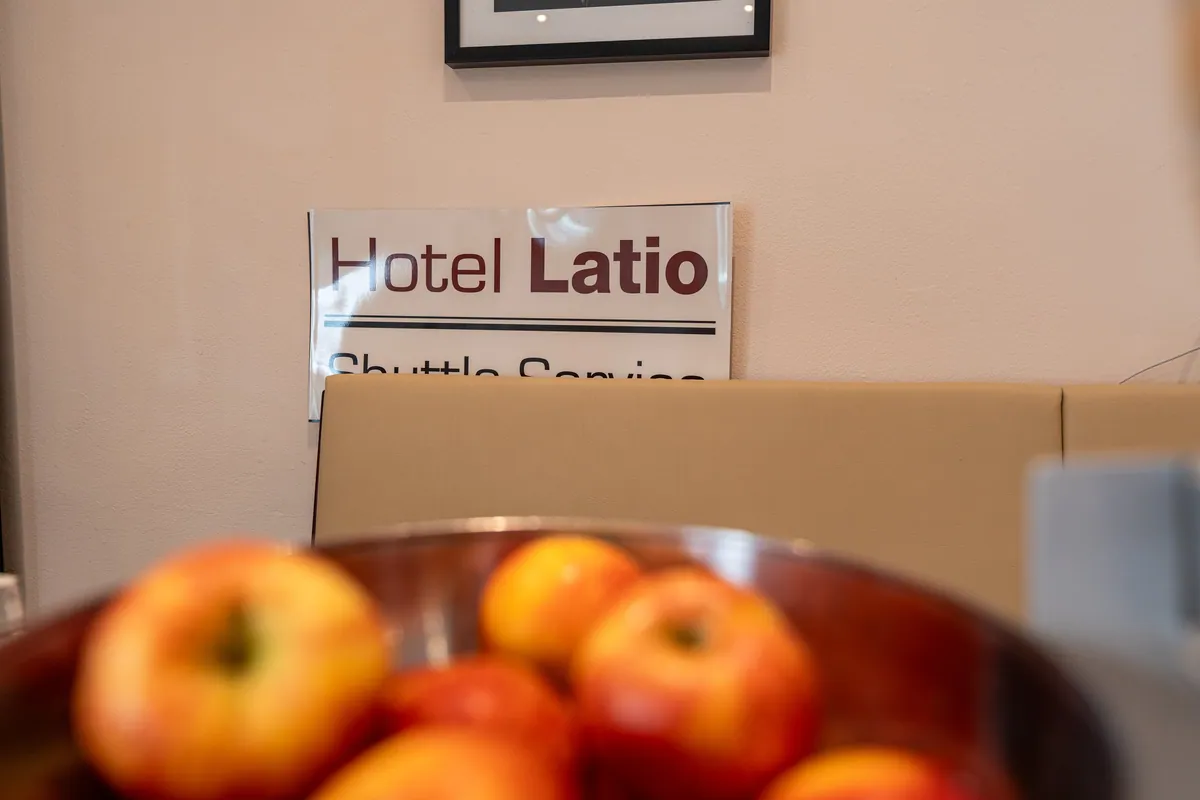 Obstschale vor dem Schild von Hotel Latio