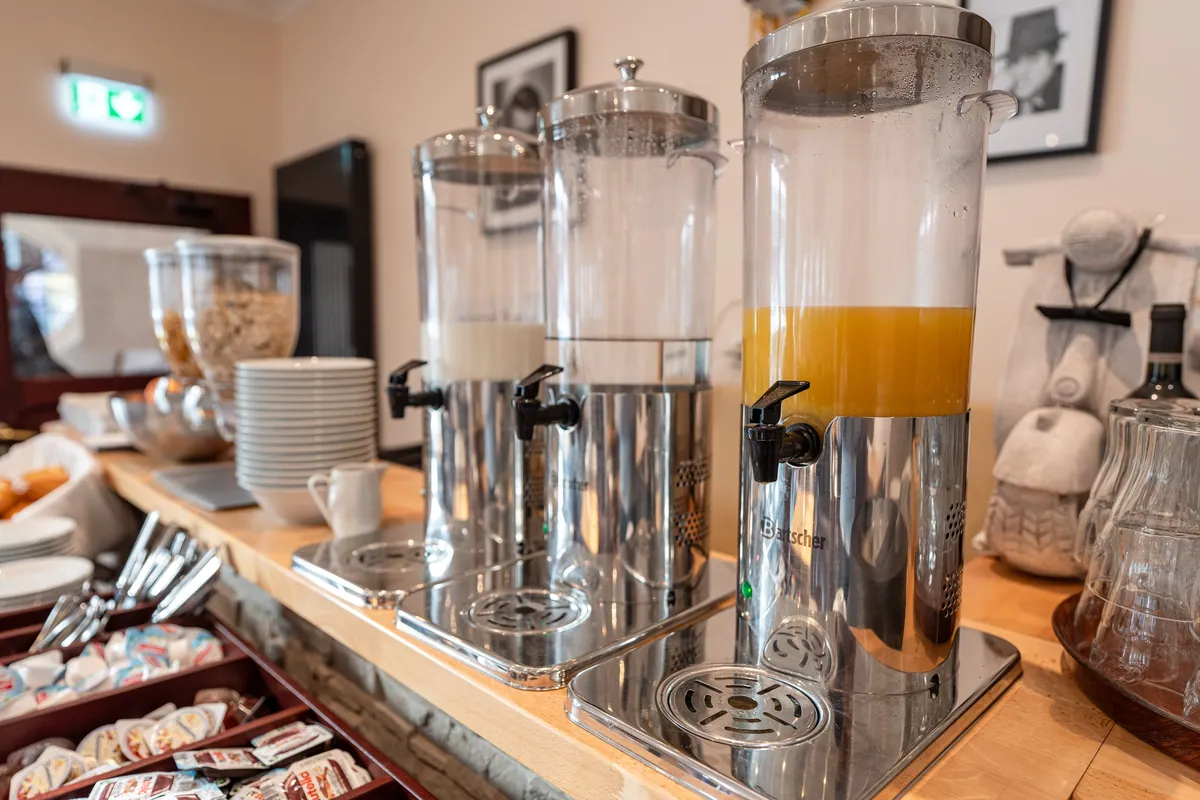 Saftspender und Muesli am Fruehstuecksbuffet