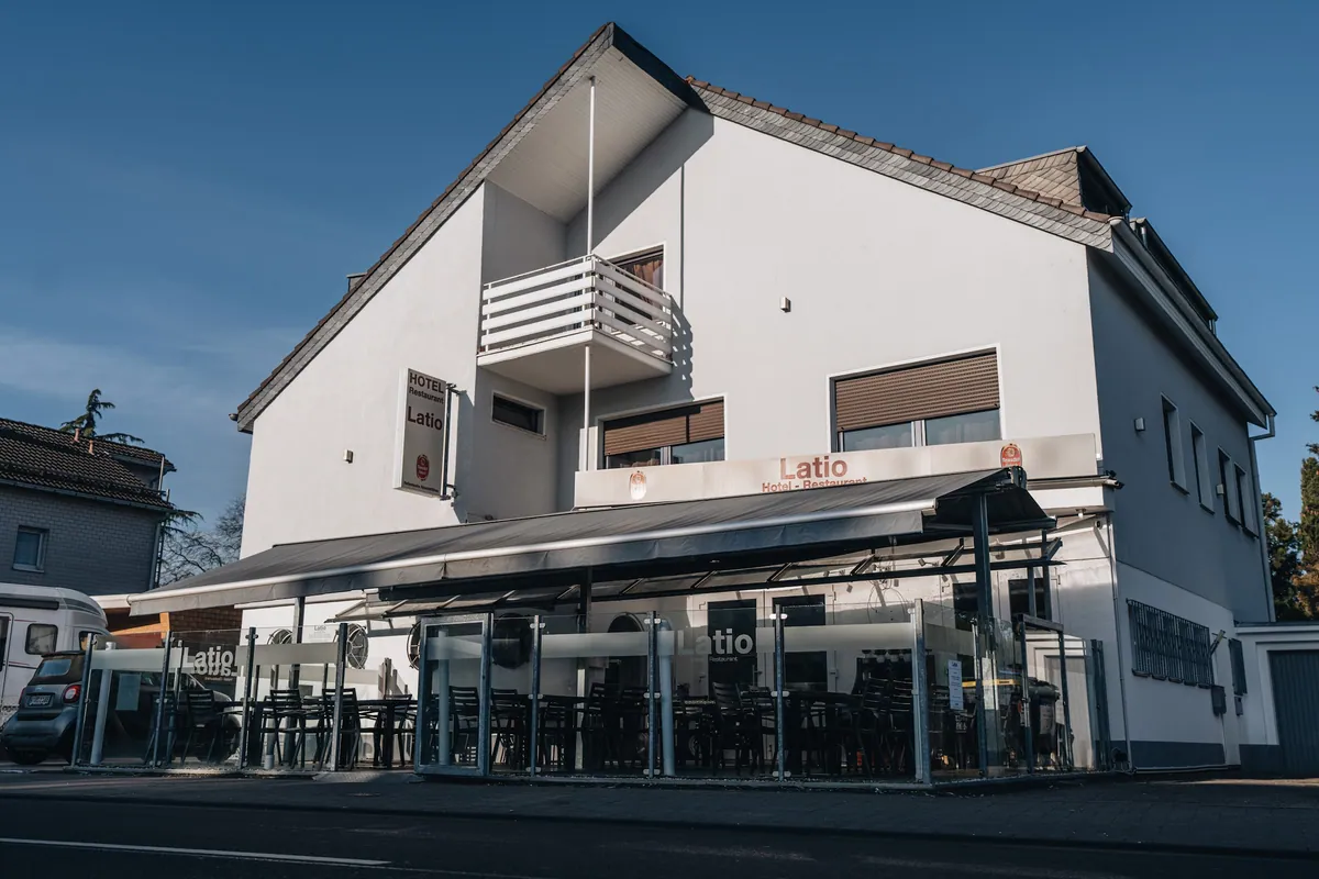 Hotel Latio von aussen in der Schraegansicht
