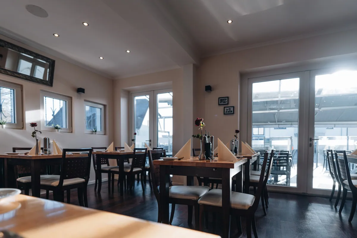 Heller Restaurantbereich mit Blick nach draussen