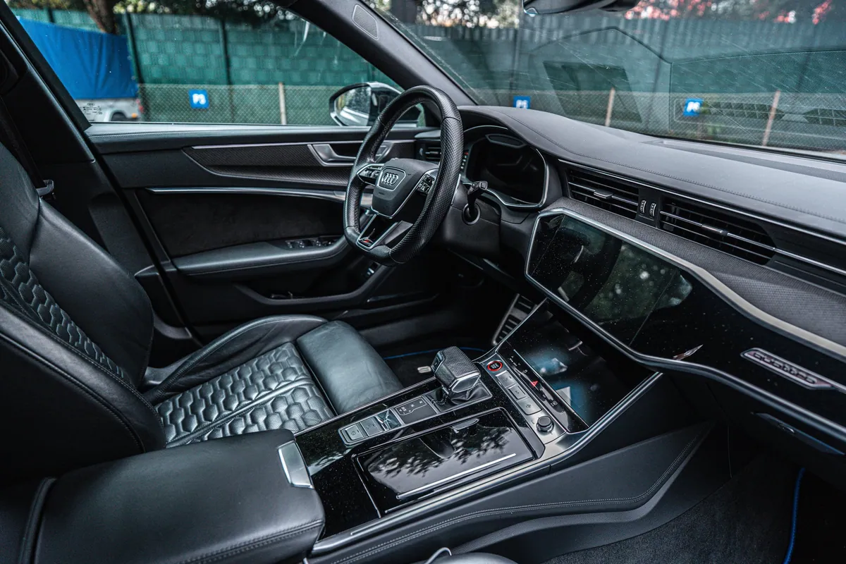 Cockpit und Mittelkonsole des Audi RS6