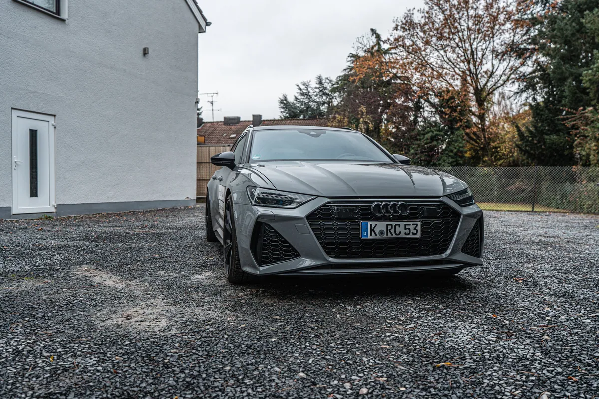 Audi RS6 des Latio Shuttle Service von vorne