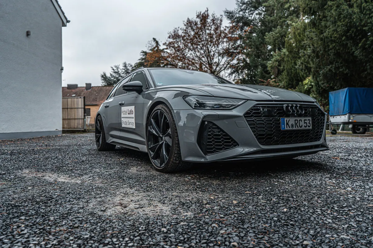 Audi RS6 des Latio Shuttle Service in der Schraegansicht