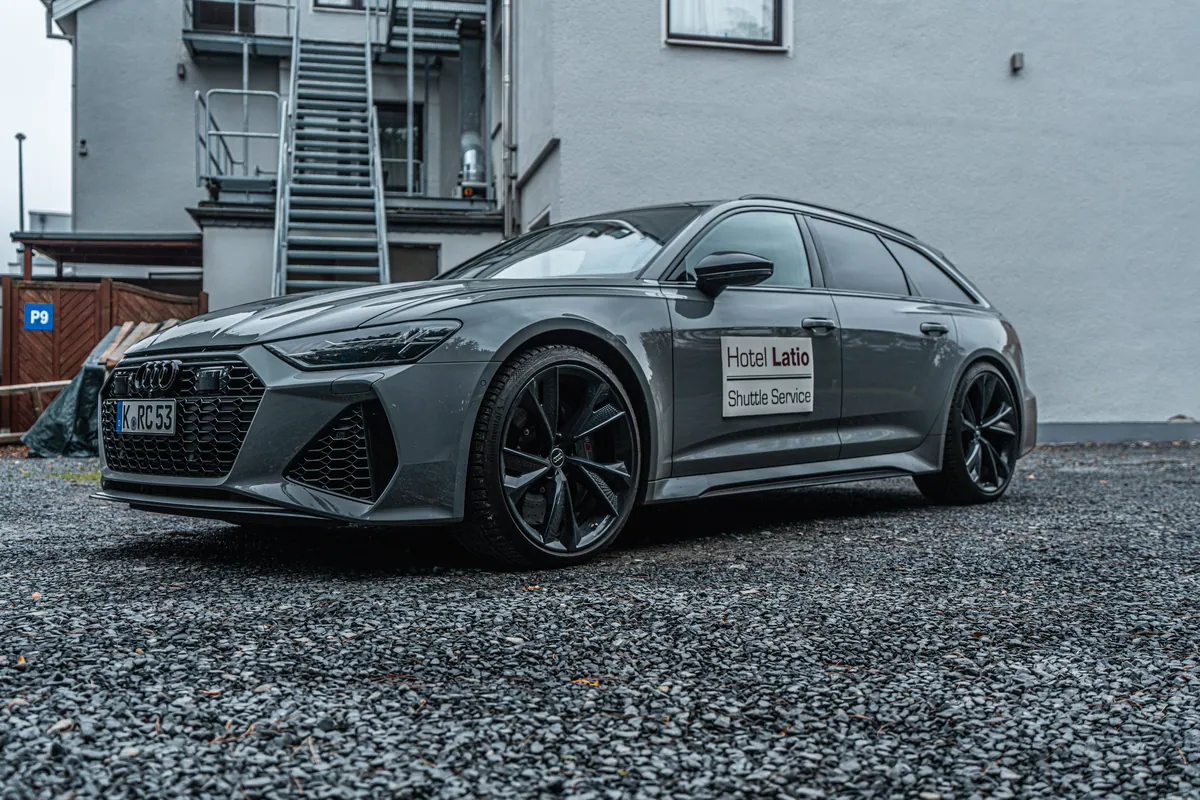 Audi RS6 in Grau vor dem Hotel