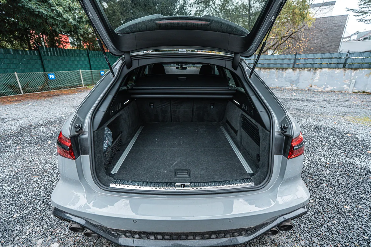Geoeffneter Kofferraum des Audi RS6