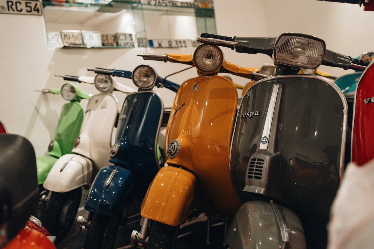 Bunte Vespa Modelle nebeneinander