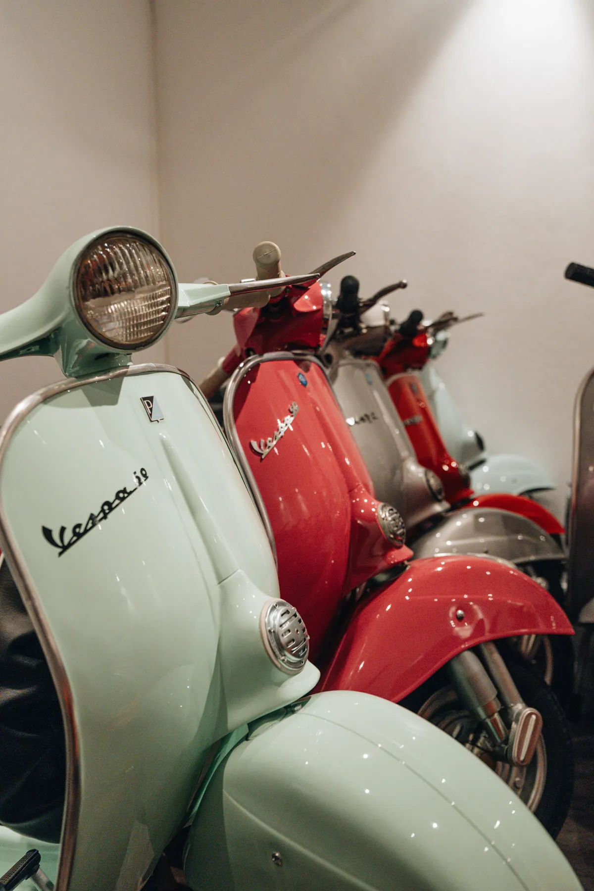 Detail einer mintgruenen Vespa
