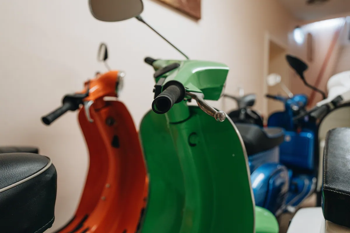 Vespa in Orange und Gruen nebeneinander