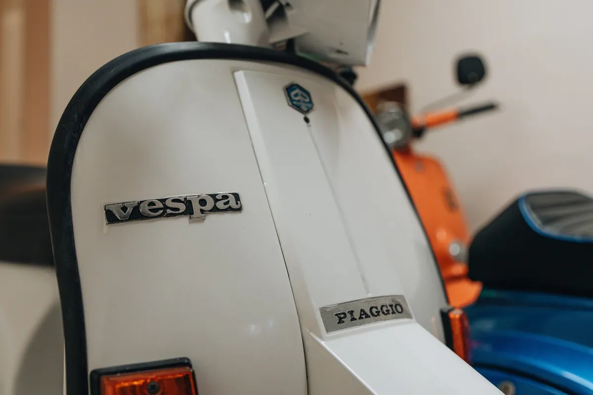 Detail einer weissen Vespa von Piaggio