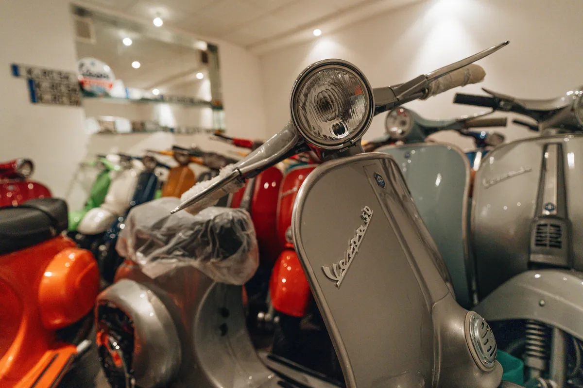 Reihe klassischer Vespa Roller im Showroom