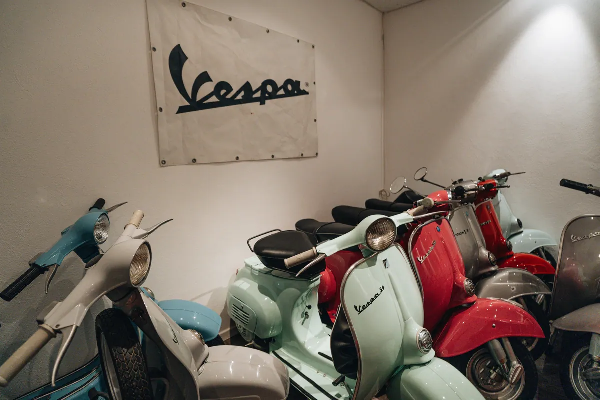 Showroom mit Vespa Fahne an der Wand