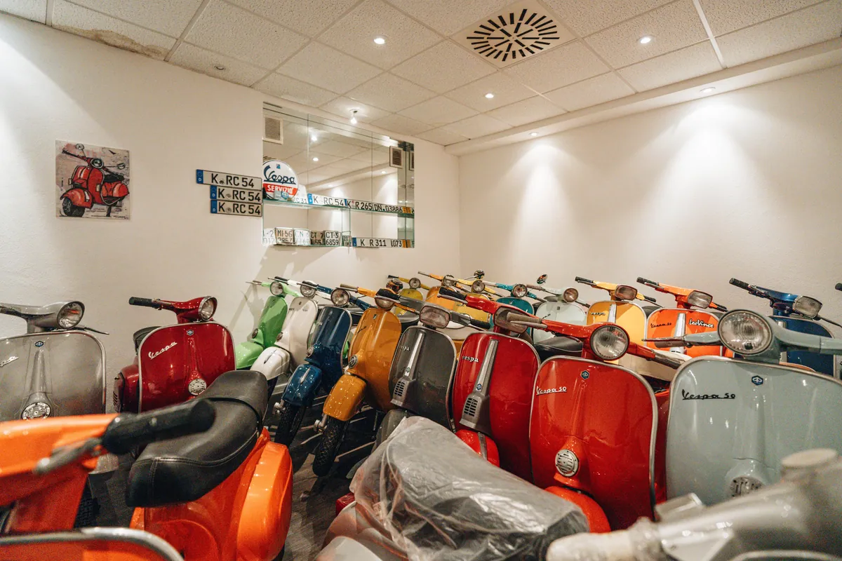 Uebersicht ueber den Vespa Showroom mit vielen Modellen