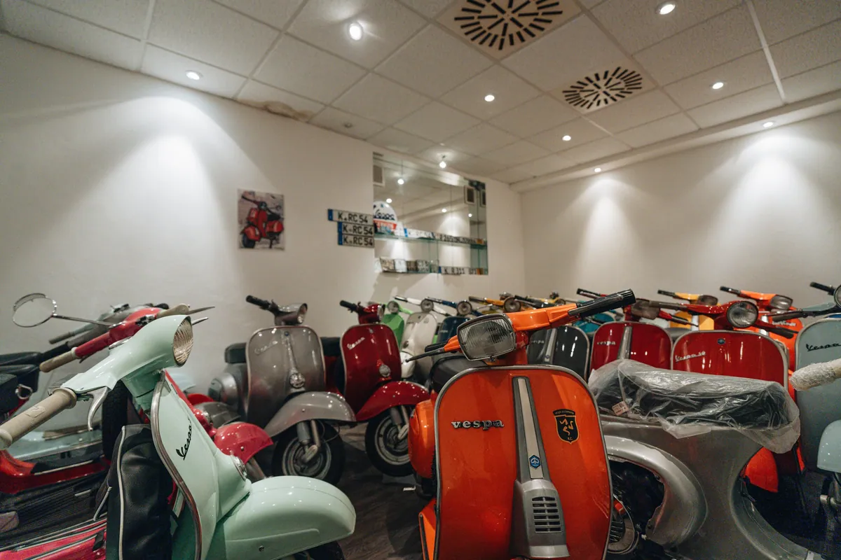 Weiter Blick in den Vespa Showroom