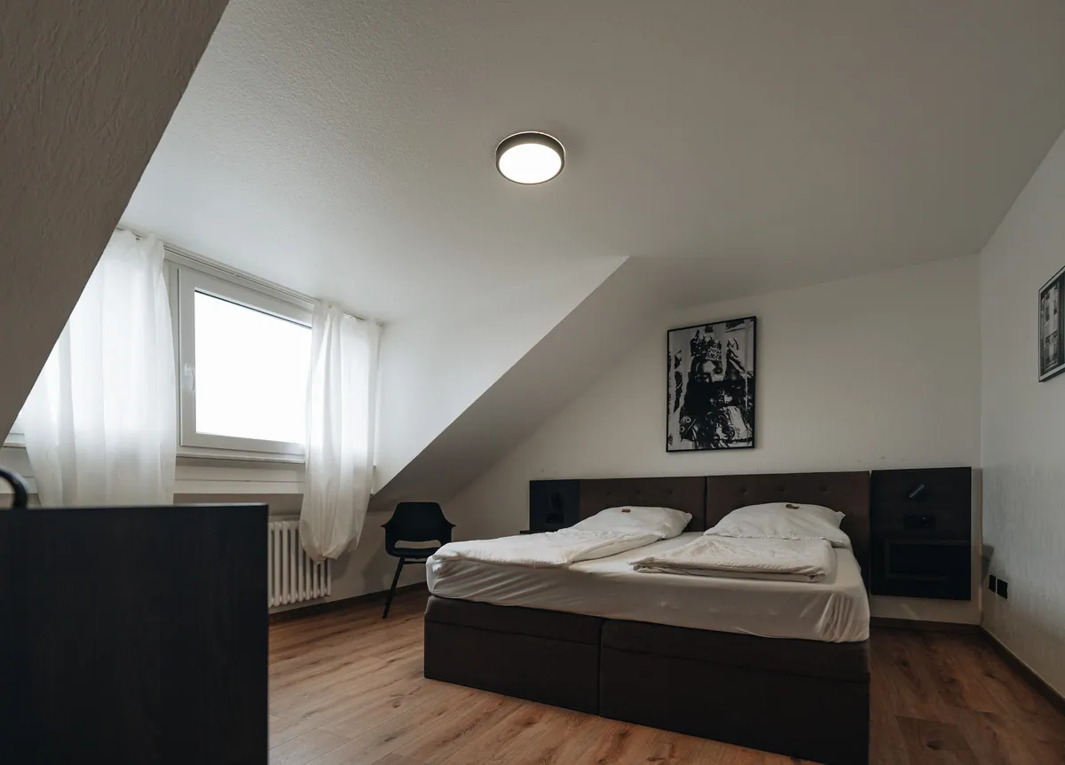 Helles Dachzimmer mit Doppelbett