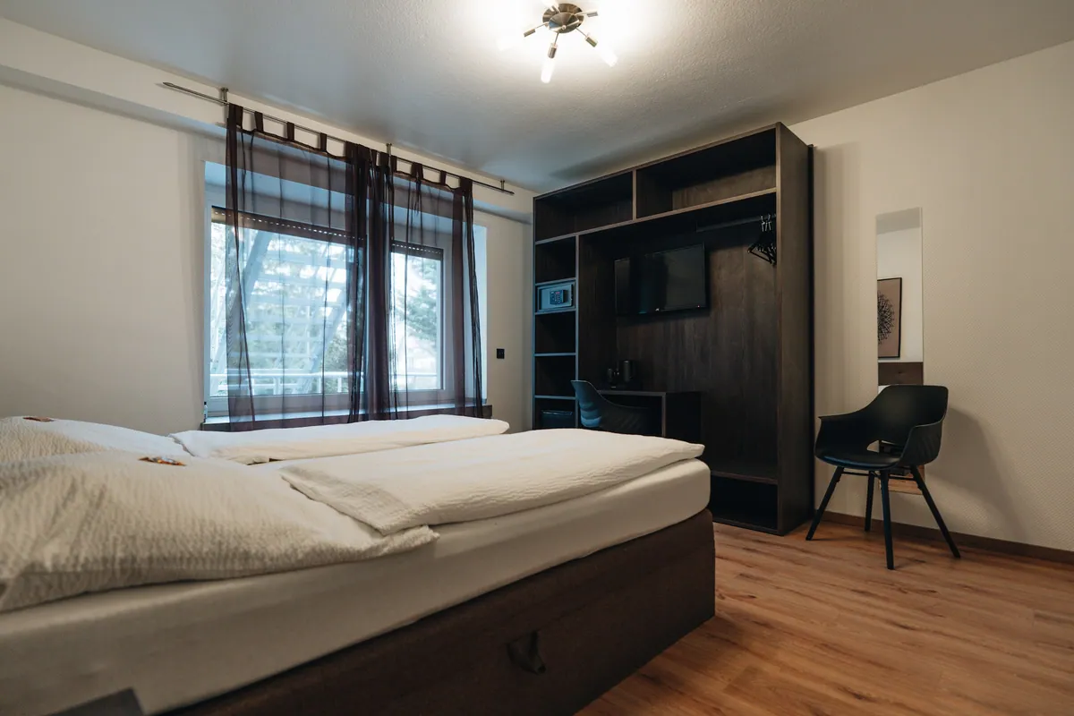 Doppelzimmer mit grossem Fenster und Schreibtisch