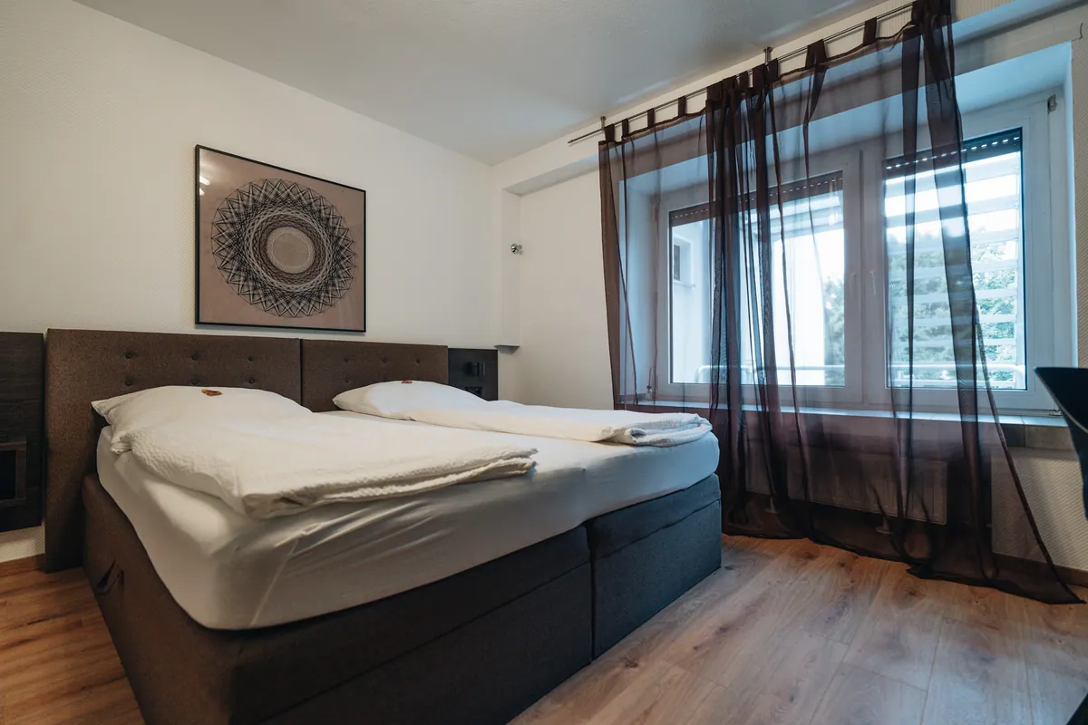 Doppelzimmer mit Vorhaengen und Wandbild