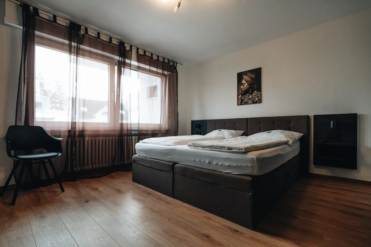 Geraeumiges Doppelzimmer mit zwei Fenstern