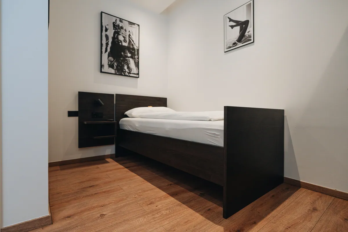 Einzelzimmer mit Bildern an der Wand