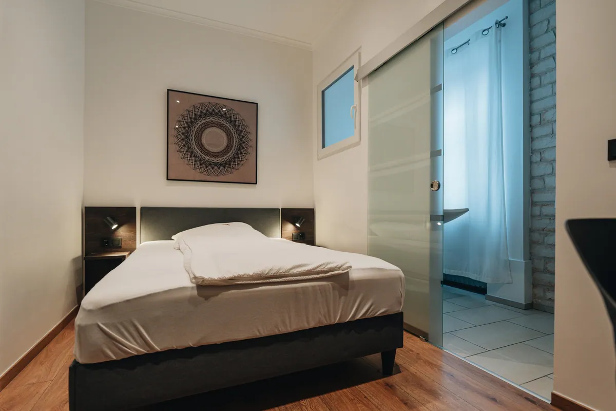 Einzelzimmer mit Wandbild und Nachttischen