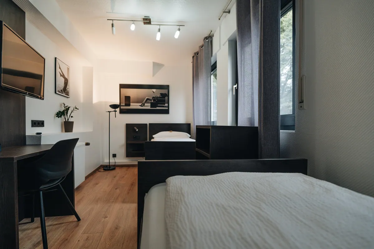 Zimmer mit Schreibtisch und Arbeitsplatz